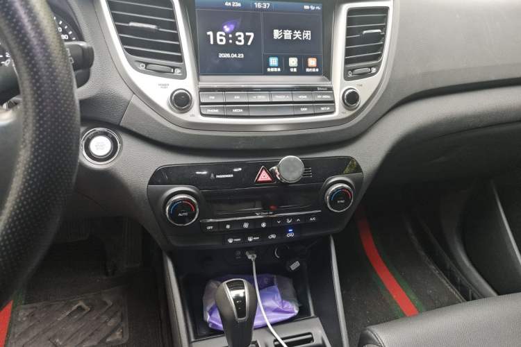 Used Hyundai Tucson 2015 1.6T Dual-Clutch Two-Wheel-Drive Smart Model Audio And AC Panel