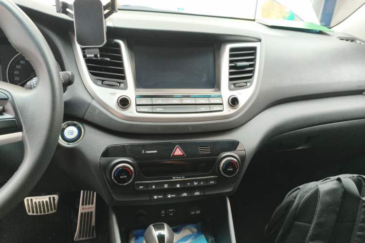 Used Hyundai Tucson 2015 1.6T Dual-Clutch Two-Wheel-Drive Smart Model Audio And AC Panel