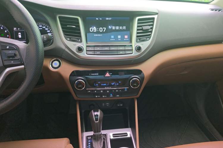 Used Hyundai Tucson 2015 1.6T Dual-Clutch Two-Wheel-Drive Smart Model Audio And AC Panel
