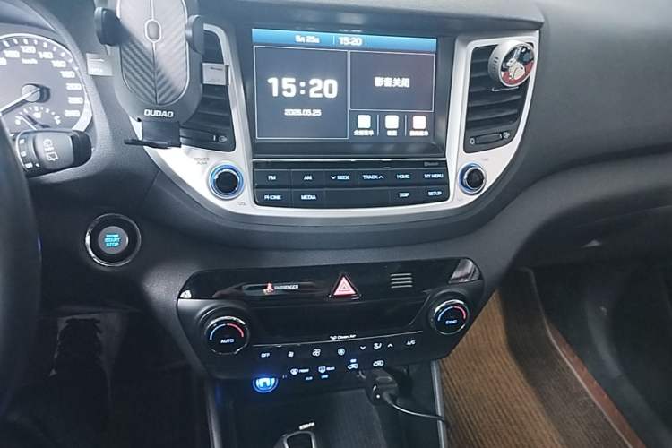 Used Hyundai Tucson 2015 1.6T Dual-Clutch Two-Wheel-Drive Leading Model Audio And AC Panel