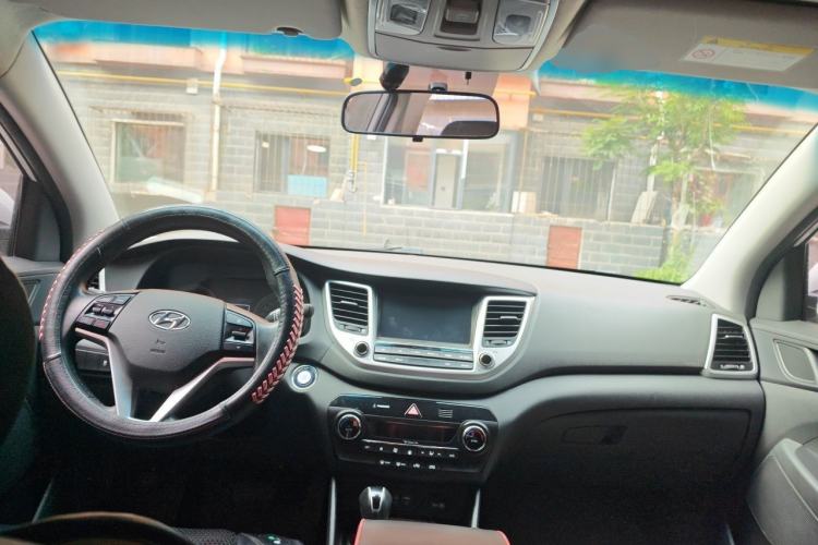 Used Hyundai Tucson 2015 1.6T Dual-Clutch Two-Wheel-Drive Smart Model Center Console