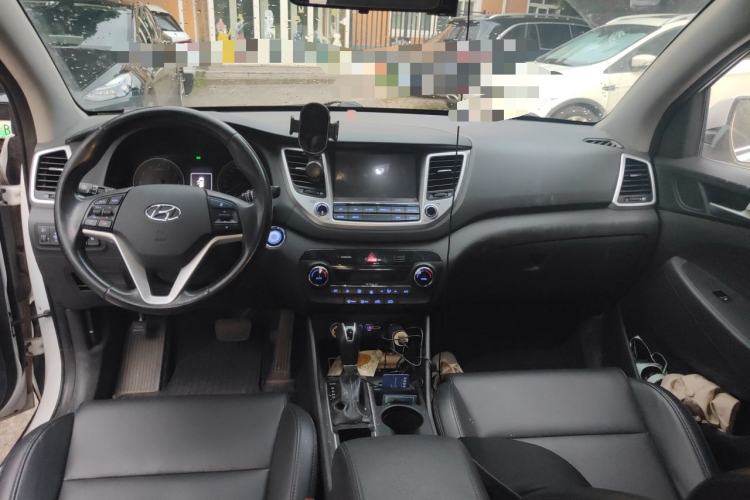 Used Hyundai Tucson 2015 1.6T Dual-Clutch Two-Wheel-Drive Smart Model Center Console