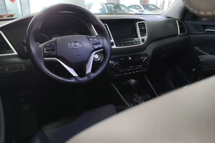 Used Hyundai Tucson 2015 1.6T Dual-Clutch Two-Wheel-Drive Smart Model Center Console