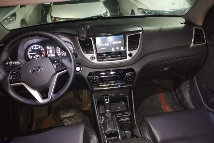 Used Hyundai Tucson 2015 1.6T Dual-Clutch Two-Wheel-Drive Smart Model Center Console