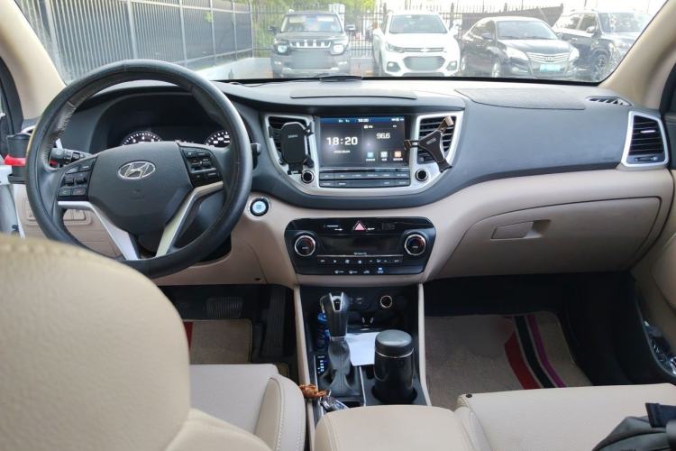 Used Hyundai Tucson 2015 1.6T Dual-Clutch Two-Wheel-Drive Leading Model Center Console
