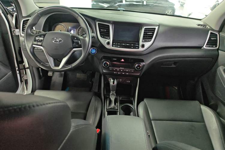 Used Hyundai Tucson 2015 1.6T Dual-Clutch Two-Wheel-Drive Smart Model Center Console