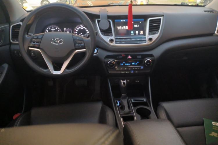 Used Hyundai Tucson 2015 1.6T Dual-Clutch Two-Wheel-Drive Smart Model Center Console