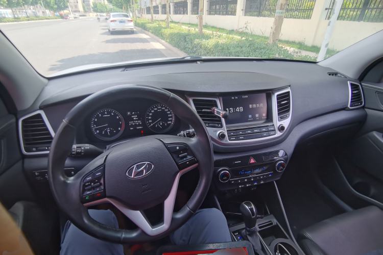 Used Hyundai Tucson 2015 1.6T Dual-Clutch Two-Wheel-Drive Smart Model Center Console