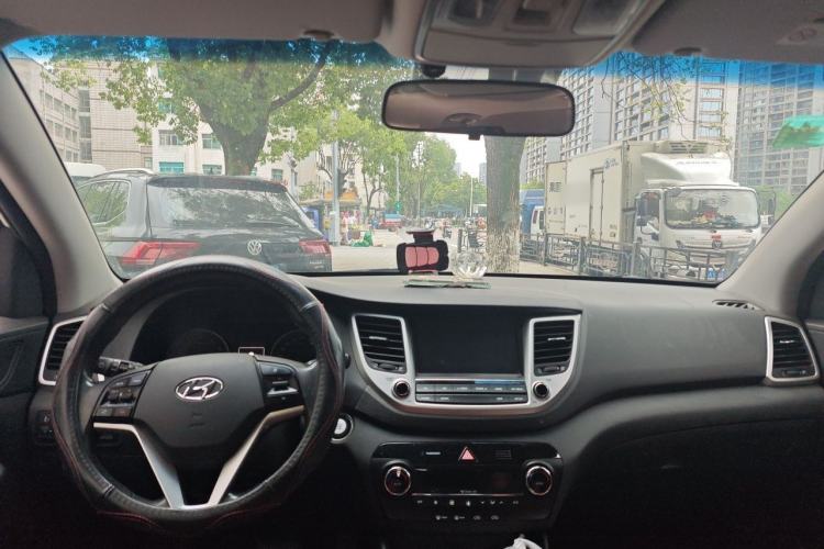 Used Hyundai Tucson 2015 1.6T Dual-Clutch Two-Wheel-Drive Smart Model Center Console