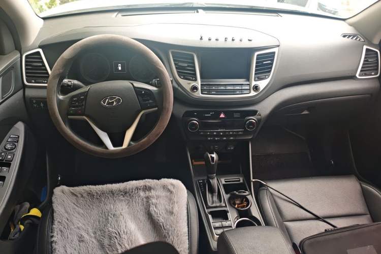 Used Hyundai Tucson 2015 1.6T Dual-Clutch Two-Wheel-Drive Leading Model Center Console