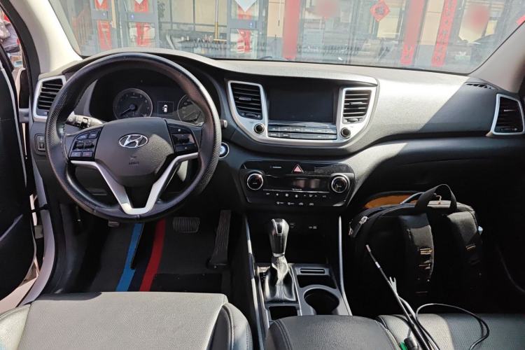 Used Hyundai Tucson 2015 1.6T Dual-Clutch Two-Wheel-Drive Smart Model Center Console