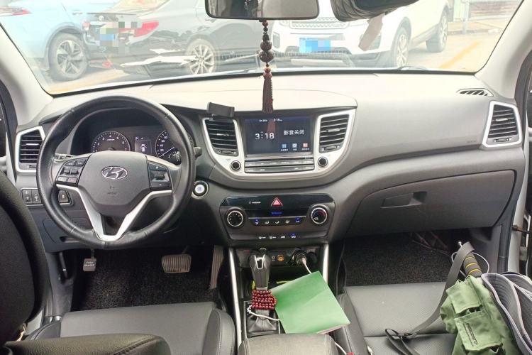 Used Hyundai Tucson 2015 2.0L Automatic Two-Wheel Drive Smart Version Center Console