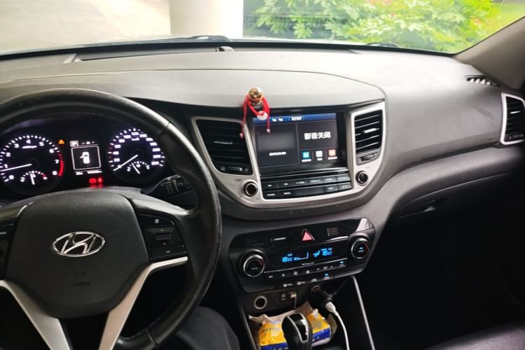 Used Hyundai Tucson 2015 1.6T Dual-Clutch Two-Wheel-Drive Smart Model Center Console