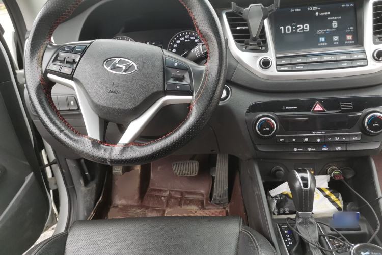 Used Hyundai Tucson 2015 1.6T Dual-Clutch Two-Wheel-Drive Smart Model Center Console