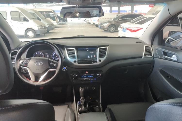 Used Hyundai Tucson 2015 1.6T Dual-Clutch Two-Wheel-Drive Smart Model Center Console