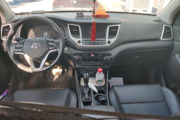 Used Hyundai Tucson 2015 1.6T Dual-Clutch Two-Wheel-Drive Smart Model Center Console