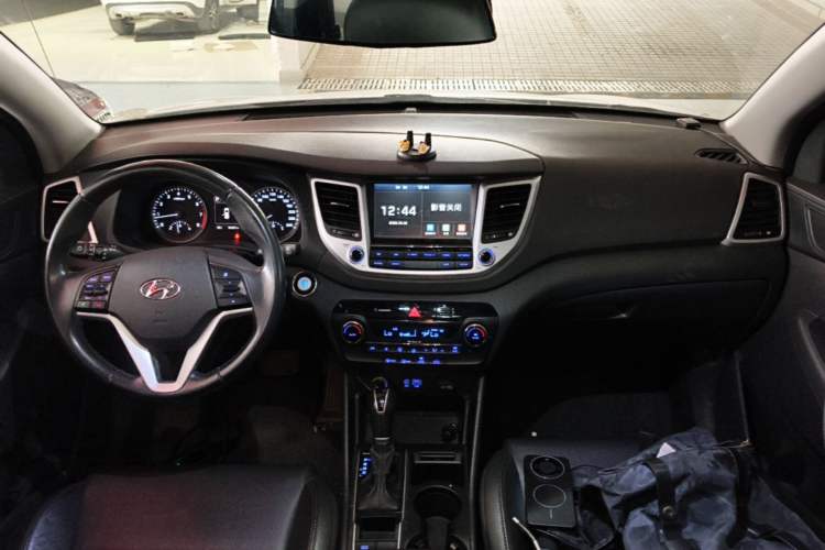 Used Hyundai Tucson 2015 1.6T Dual-Clutch Two-Wheel-Drive Smart Model Center Console