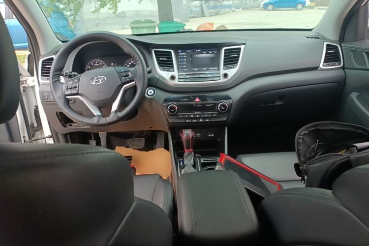 Used Hyundai Tucson 2015 1.6T Dual-Clutch Two-Wheel-Drive Smart Model Center Console