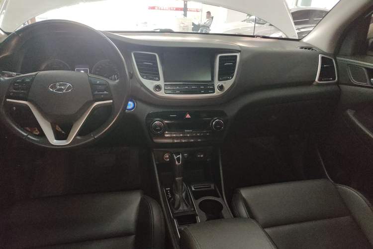 Used Hyundai Tucson 2015 1.6T Dual-Clutch Two-Wheel-Drive Smart Model Center Console