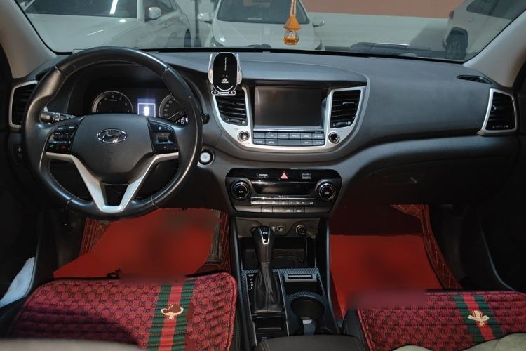 Used Hyundai Tucson 2015 1.6T Dual-Clutch Two-Wheel-Drive Smart Model Center Console