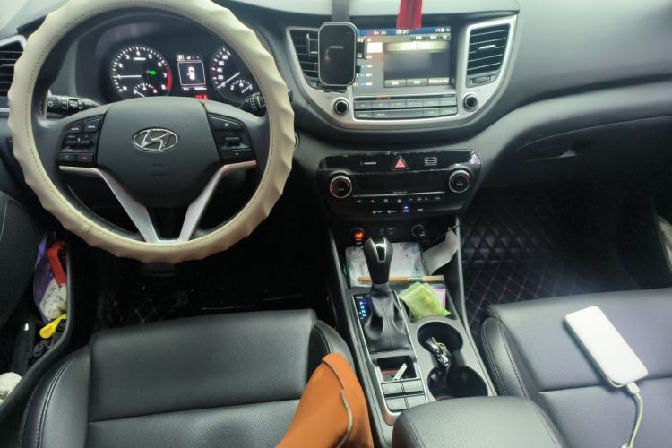 Used Hyundai Tucson 2015 1.6T Dual-Clutch Two-Wheel-Drive Smart Model Center Console