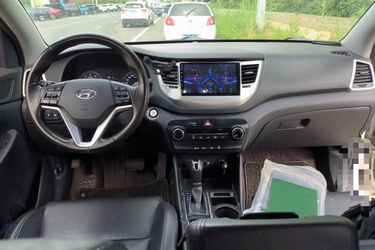 Used Hyundai Tucson 2015 2.0L Automatic Two-Wheel Drive Smart Version Center Console