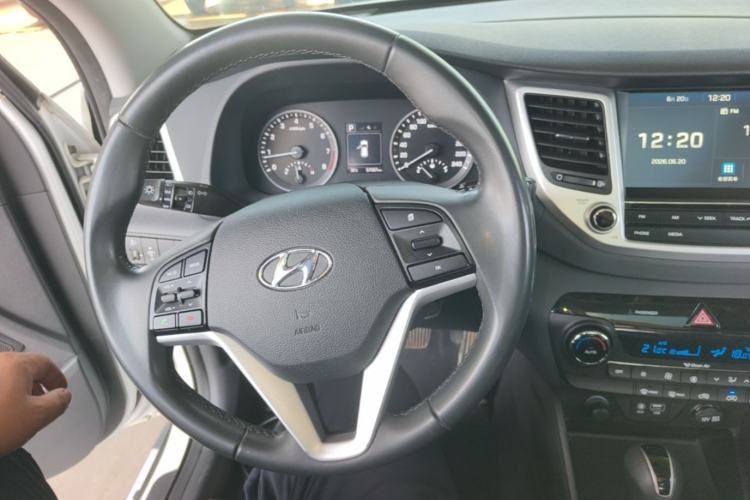 Used Hyundai Tucson 2015 1.6T Dual-Clutch Two-Wheel-Drive Smart Model Center Console