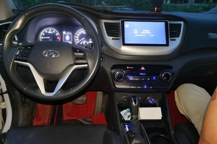 Used Hyundai Tucson 2015 2.0L Automatic Two-Wheel Drive Smart Version Center Console