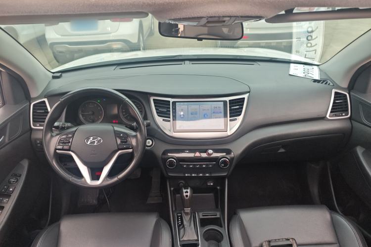 Used Hyundai Tucson 2015 2.0L Automatic Two-Wheel Drive Smart Version Center Console