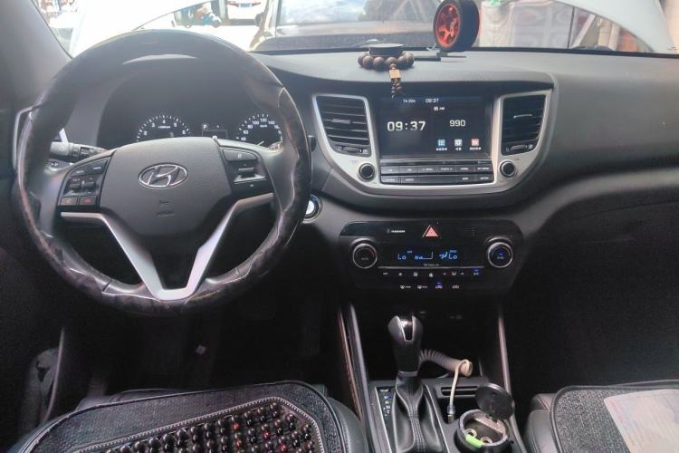 Used Hyundai Tucson 2015 1.6T Dual-Clutch Two-Wheel-Drive Smart Model Center Console