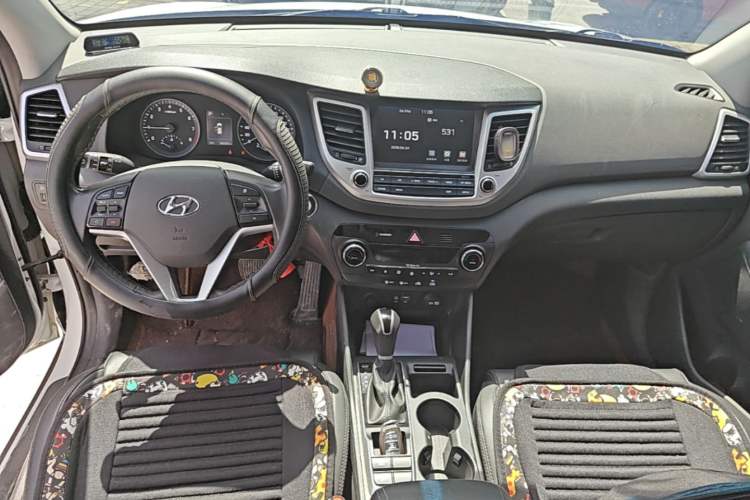 Used Hyundai Tucson 2015 1.6T Dual-Clutch Two-Wheel-Drive Smart Model Center Console