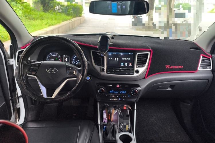 Used Hyundai Tucson 2015 1.6T Dual-Clutch Two-Wheel-Drive Smart Model Center Console