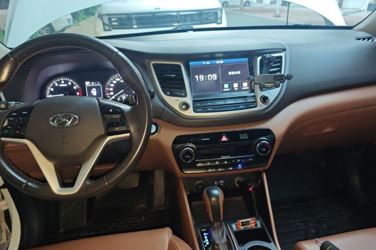 Used Hyundai Tucson 2015 1.6T Dual-Clutch Two-Wheel-Drive Smart Model Center Console