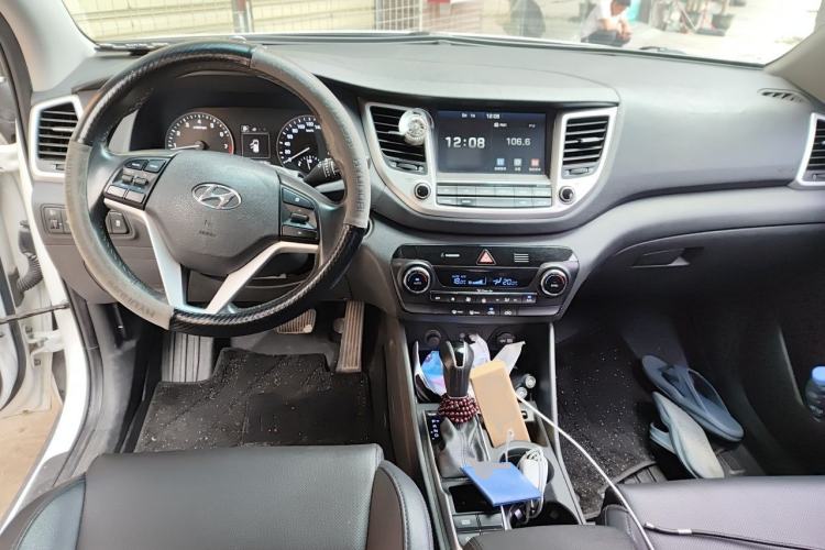 Used Hyundai Tucson 2015 1.6T Dual-Clutch Two-Wheel-Drive Smart Model Center Console