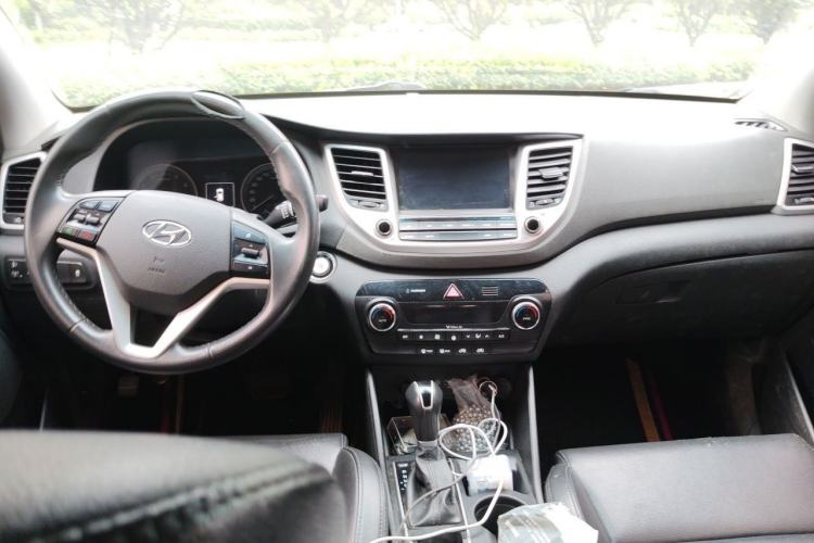 Used Hyundai Tucson 2015 1.6T Dual-Clutch Two-Wheel-Drive Smart Model Center Console
