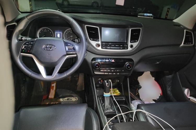 Used Hyundai Tucson 2015 1.6T Dual-Clutch Two-Wheel-Drive Smart Model Center Console