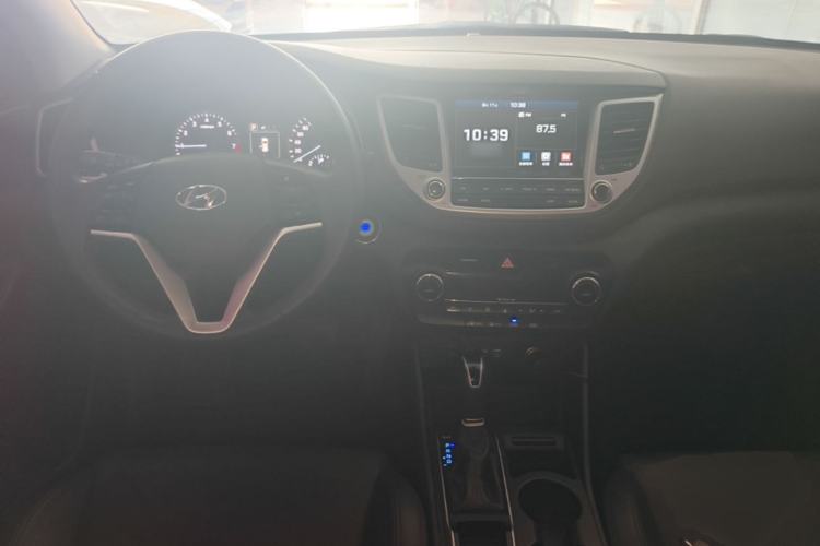 Used Hyundai Tucson 2015 1.6T Dual-Clutch Two-Wheel-Drive Smart Model Center Console