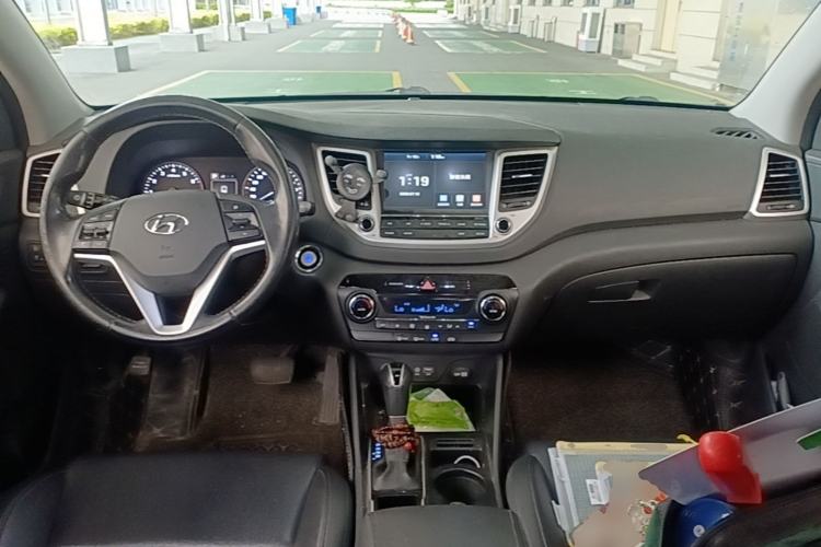 Used Hyundai Tucson 2015 1.6T Dual-Clutch Two-Wheel-Drive Smart Model Center Console