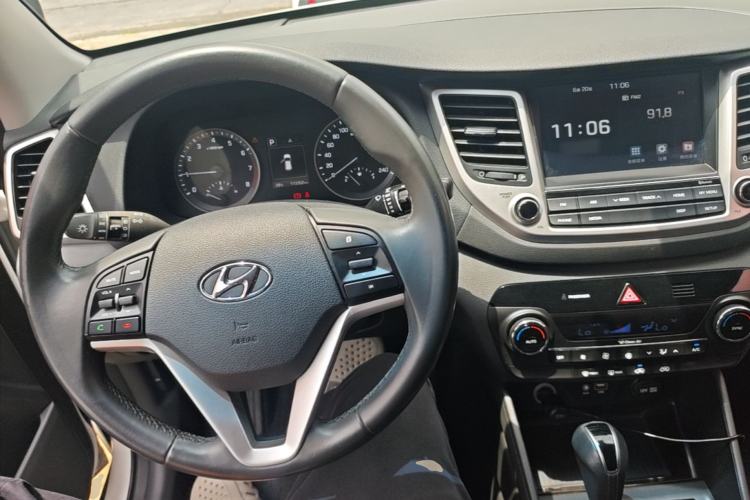 Used Hyundai Tucson 2015 1.6T Dual-Clutch Two-Wheel-Drive Smart Model Center Console
