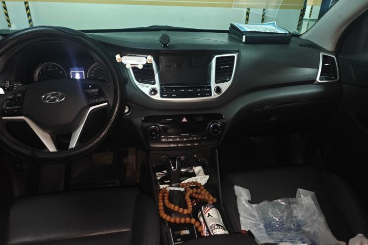 Used Hyundai Tucson 2015 1.6T Dual-Clutch Two-Wheel-Drive Smart Model Center Console
