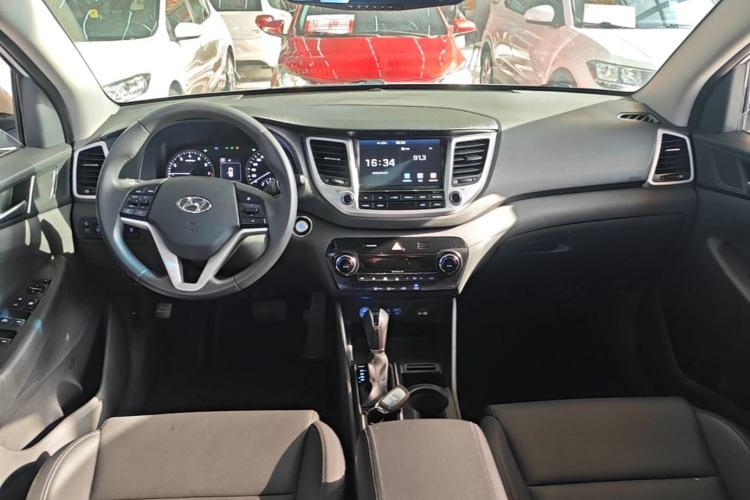 Used Hyundai Tucson 2015 1.6T Dual-Clutch Two-Wheel-Drive Smart Model Center Console