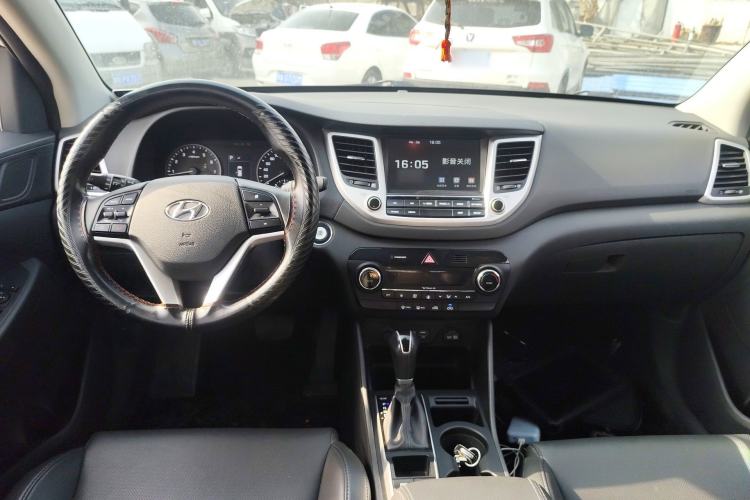 Used Hyundai Tucson 2015 1.6T Dual-Clutch Two-Wheel-Drive Smart Model Center Console