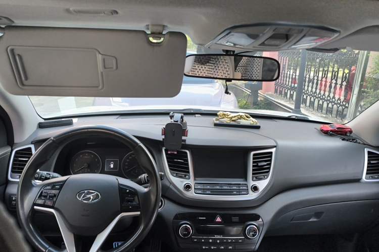 Used Hyundai Tucson 2015 1.6T Dual-Clutch Two-Wheel-Drive Smart Model Center Console
