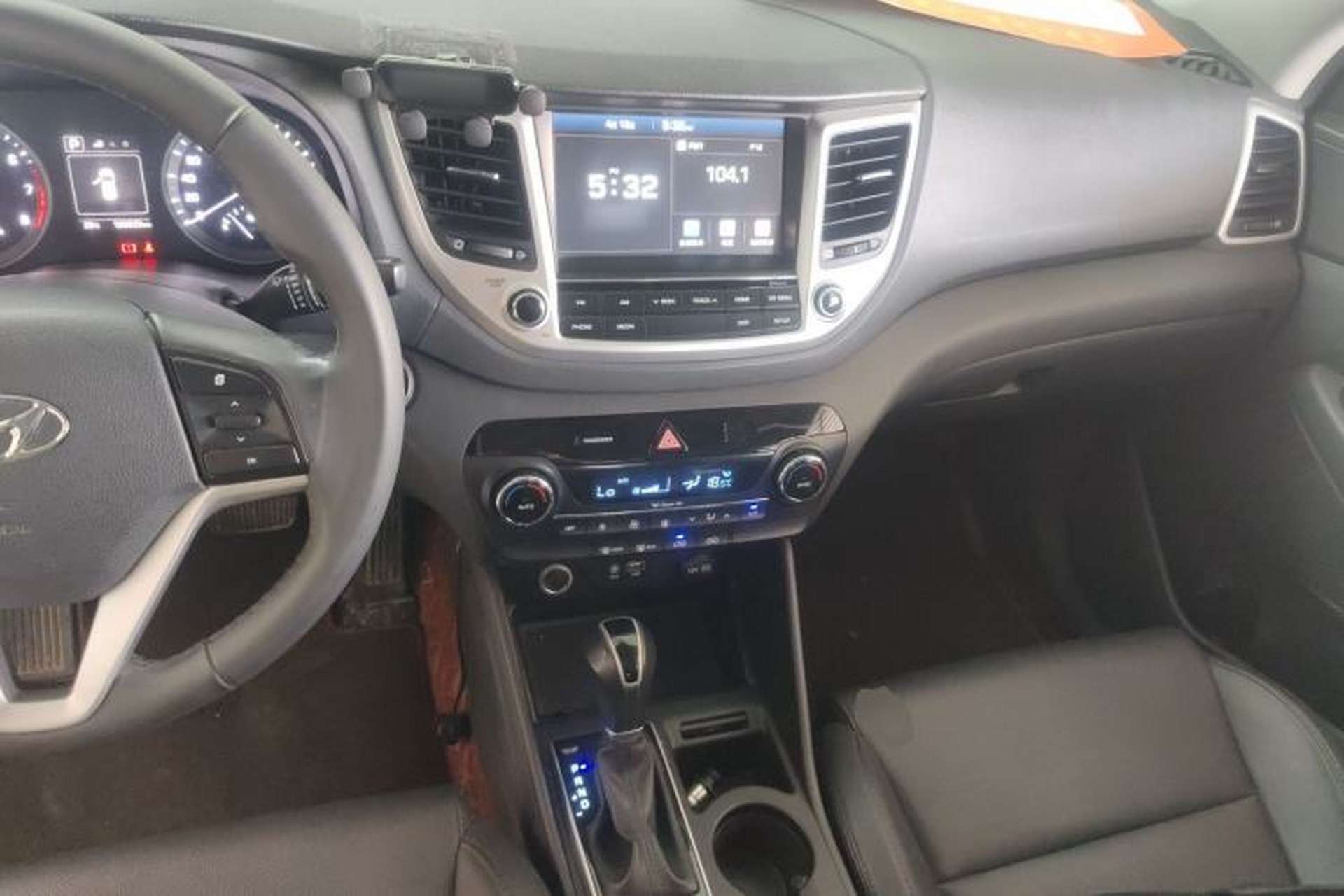 Used Hyundai Tucson 2015 1.6T Dual-Clutch Two-Wheel-Drive Smart Model Center Console