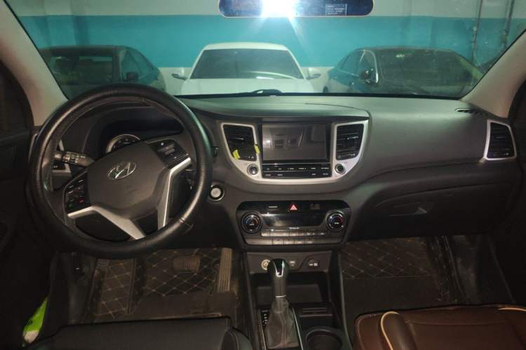 Used Hyundai Tucson 2015 1.6T Dual-Clutch Two-Wheel-Drive Smart Model Center Console