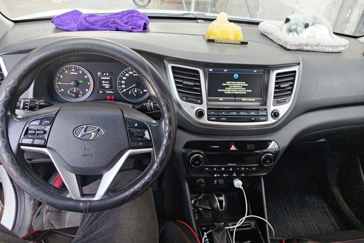Used Hyundai Tucson 2015 1.6T Dual-Clutch Two-Wheel-Drive Smart Model Center Console