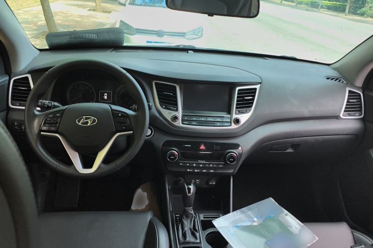 Used Hyundai Tucson 2015 1.6T Dual-Clutch Two-Wheel-Drive Smart Model Center Console