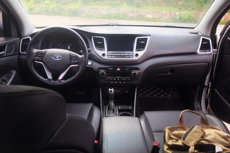 Used Hyundai Tucson 2015 1.6T Dual-Clutch Two-Wheel-Drive Smart Model Center Console