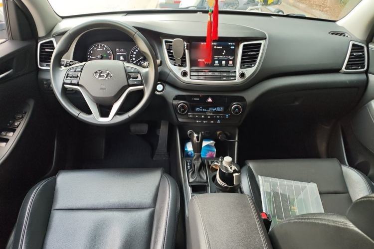 Used Hyundai Tucson 2015 1.6T Dual-Clutch Two-Wheel-Drive Smart Model Center Console
