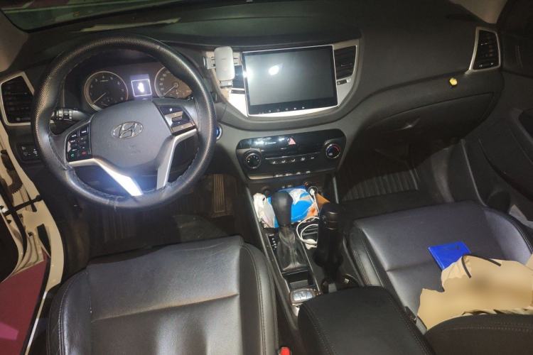 Used Hyundai Tucson 2015 2.0L Automatic Two-Wheel Drive Smart Version Center Console
